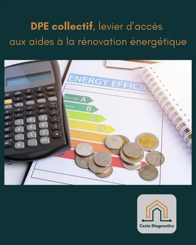Calculatrice et pièces de monnaie posées sur un diagramme d'efficacité énergétique