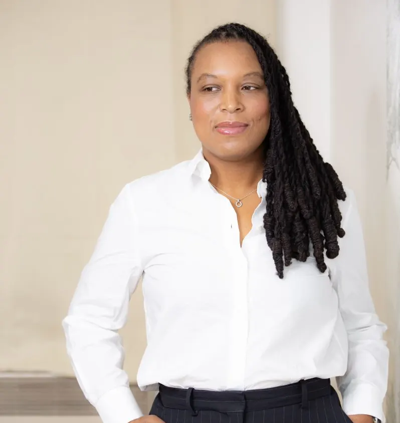 Portrait de Marie-Sully Biabiany en chemise blanche, dans un intérieur clair